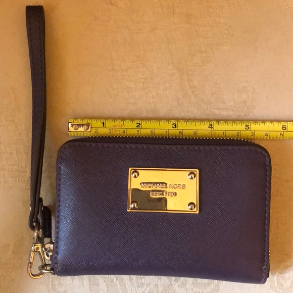 Michael Kors plum wristlet in great condition - Picture 3 of 8